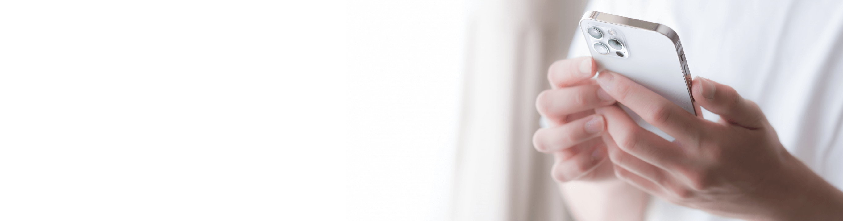 スマートフォンと操作する手元の画像