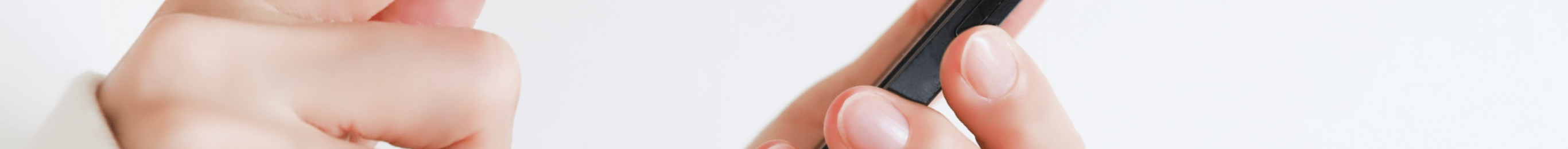 スマートフォンを操作する手元の写真