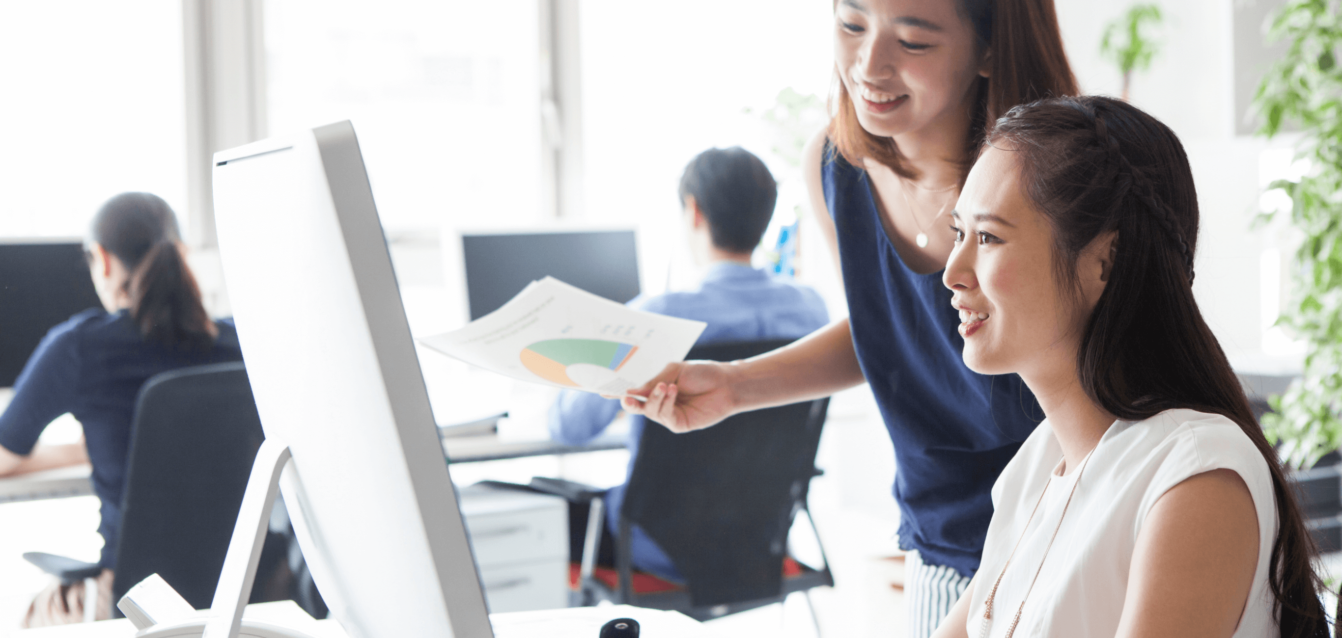 パソコンを操作する女性の写真