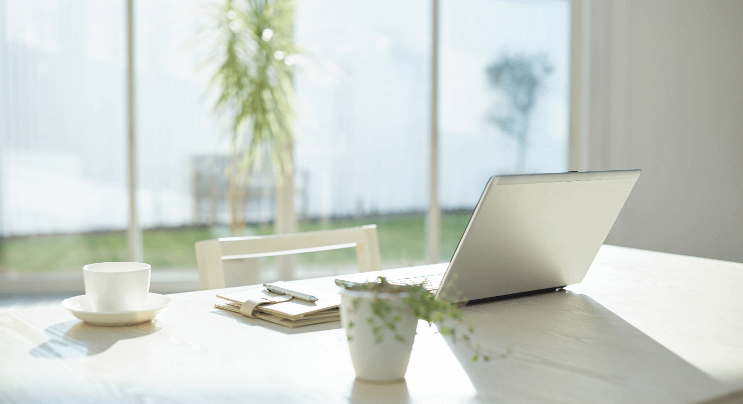 机の上に置かれたノートパソコンの写真