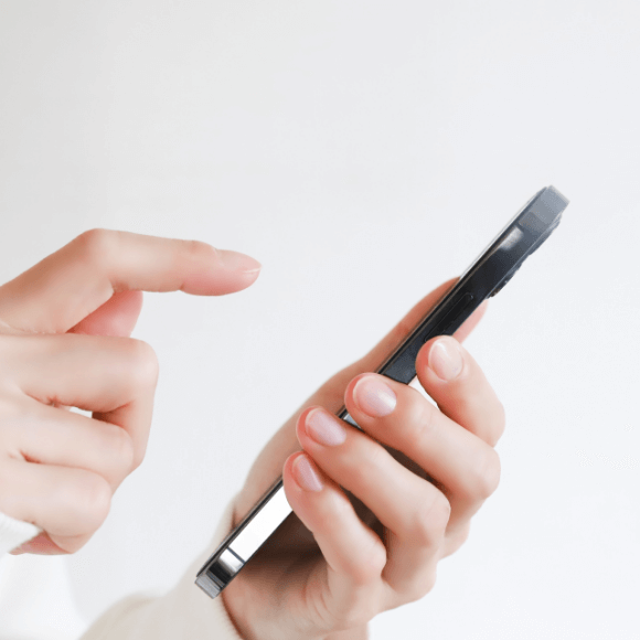 スマートフォンを操作する手元の写真