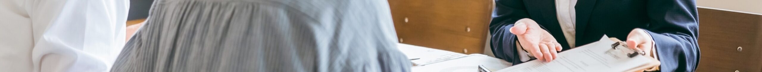 お客様に提案する様子の写真