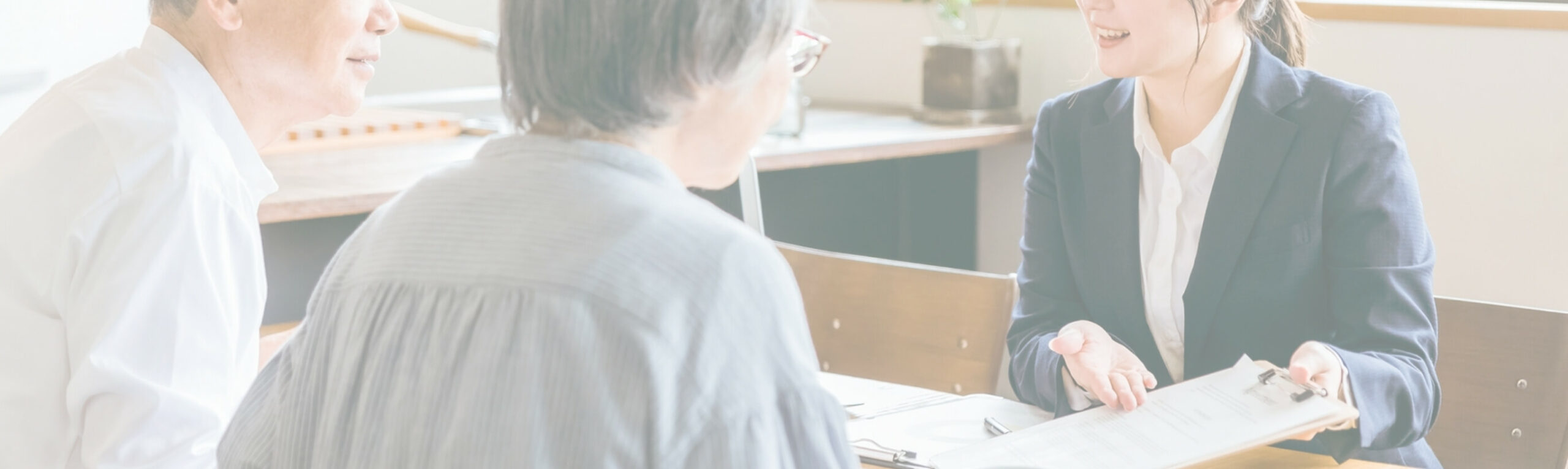 お客様に提案する様子の写真